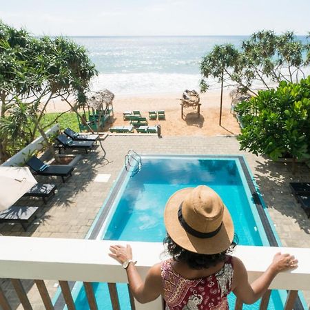 At Ease Beach Hotel Хиккадува Экстерьер фото