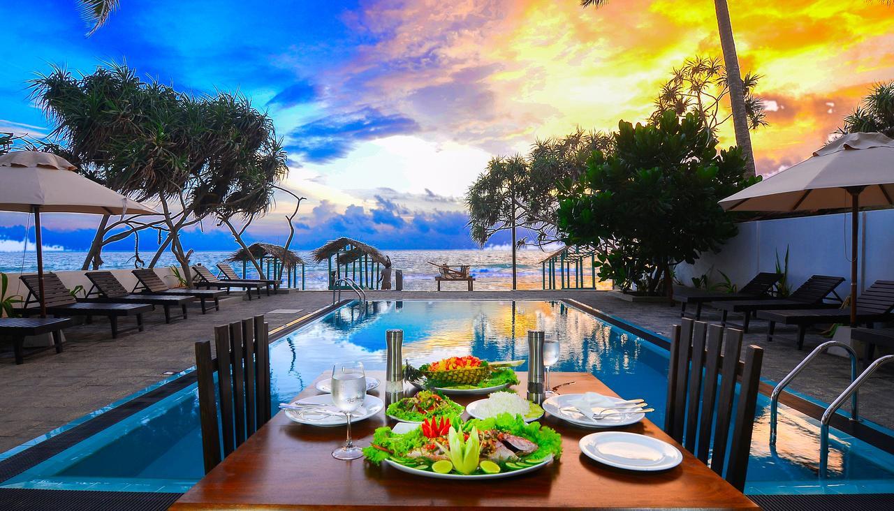 At Ease Beach Hotel Хиккадува Экстерьер фото