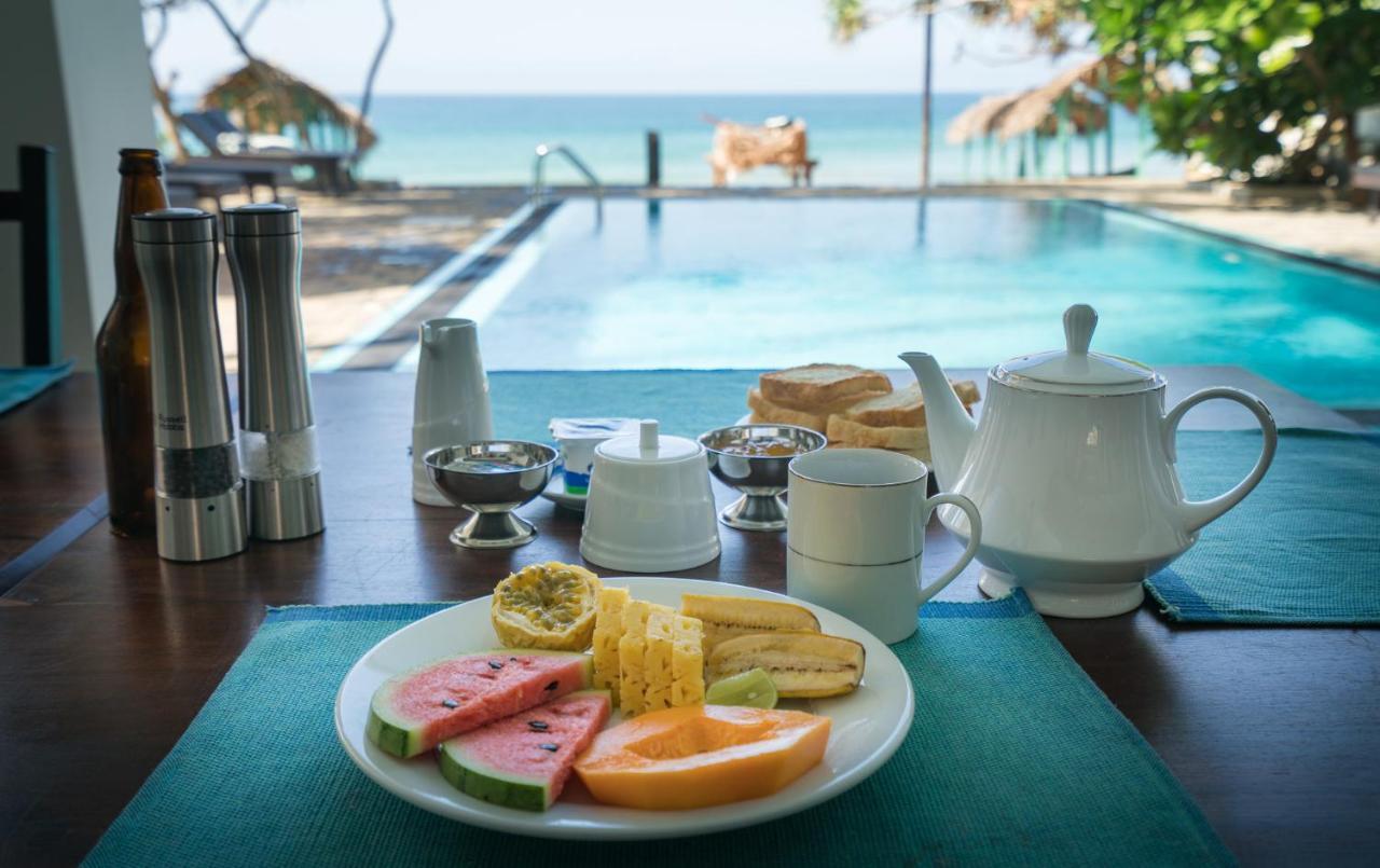 At Ease Beach Hotel Хиккадува Экстерьер фото